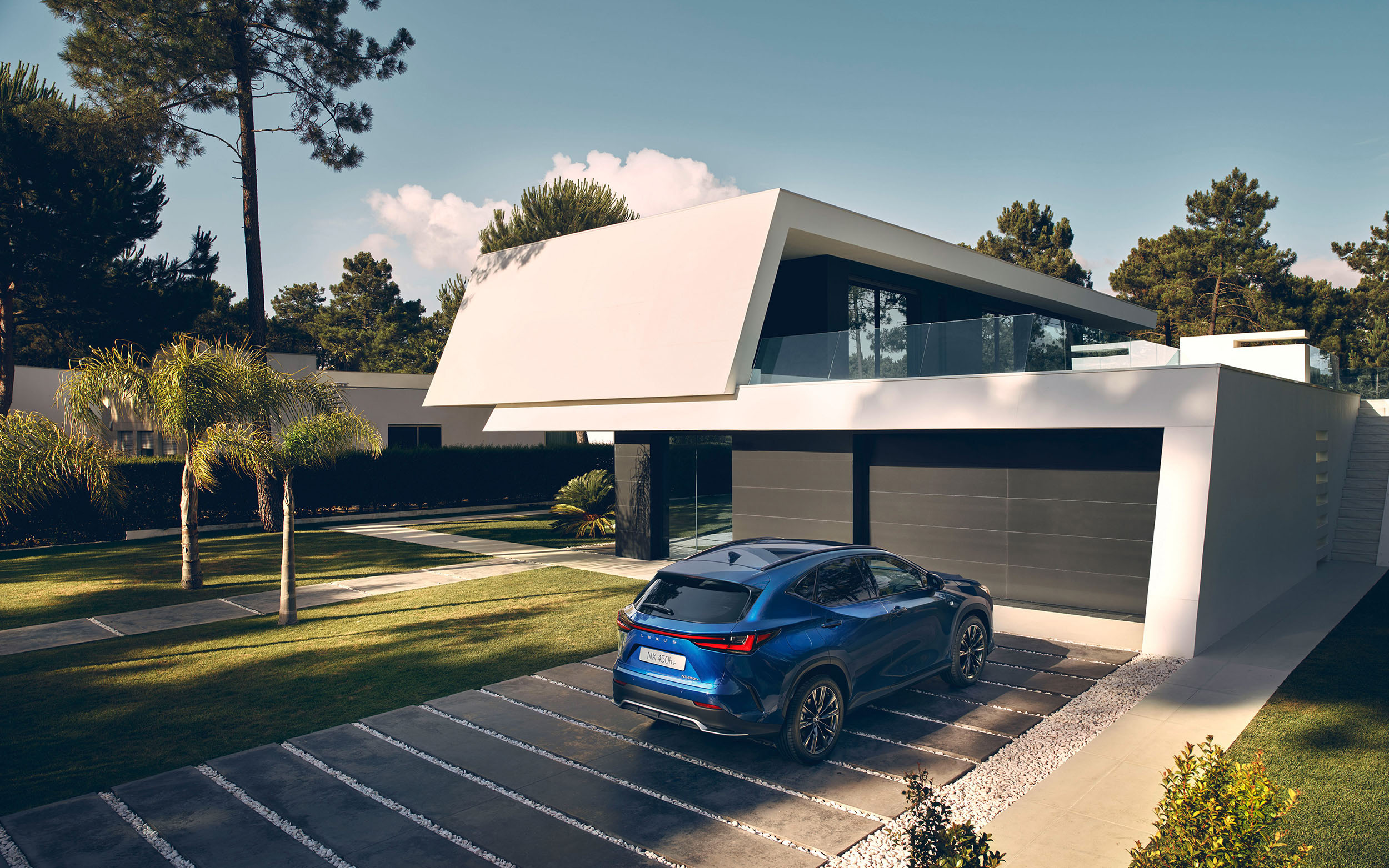 Lexus NX geparkt vor Haus