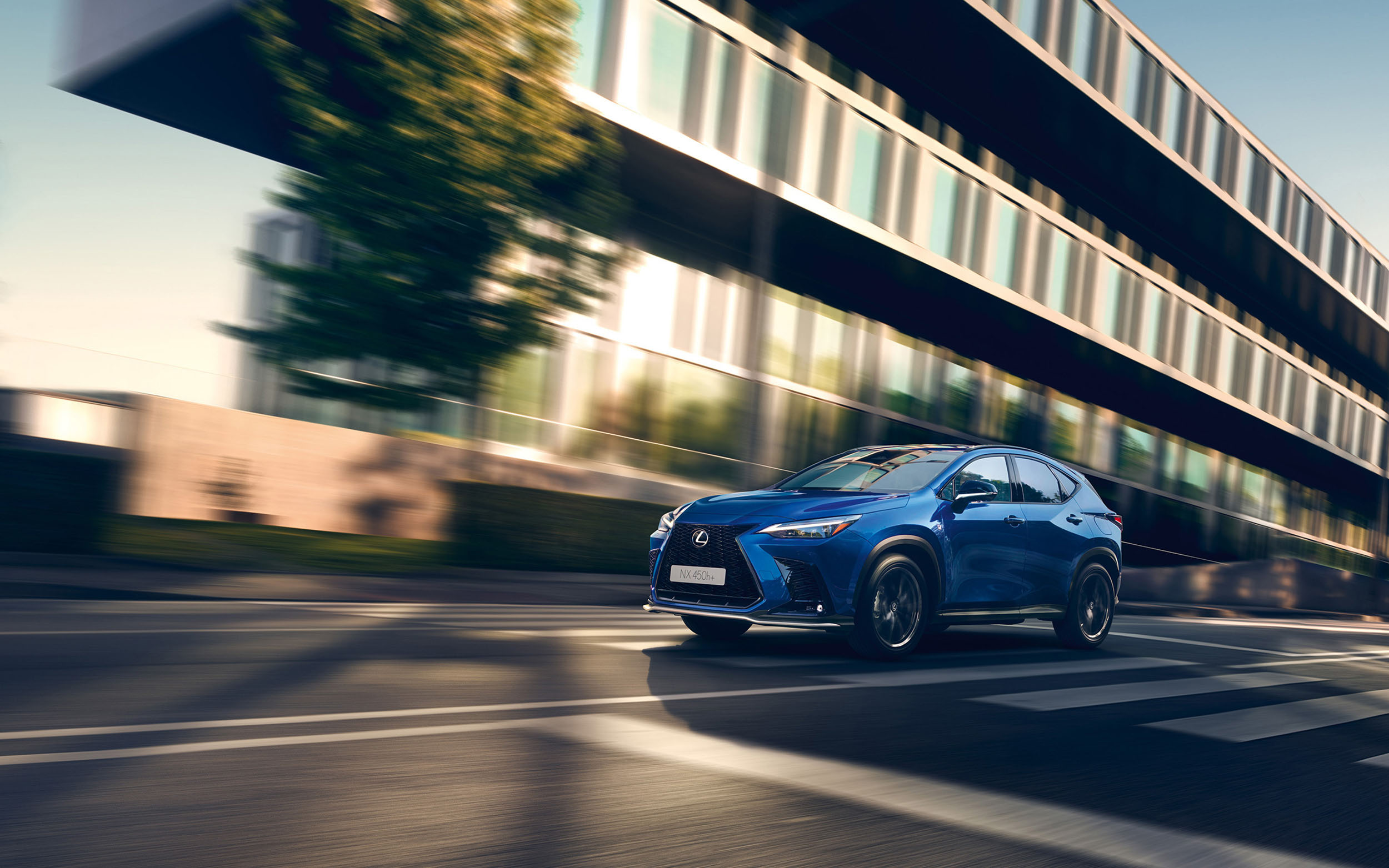 Blauer Lexus NX fährt durch Stadt