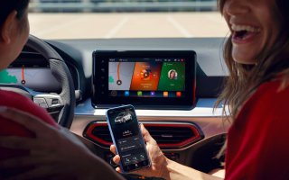 Handy mit Multmedia-Bildschirm im Seat Arona