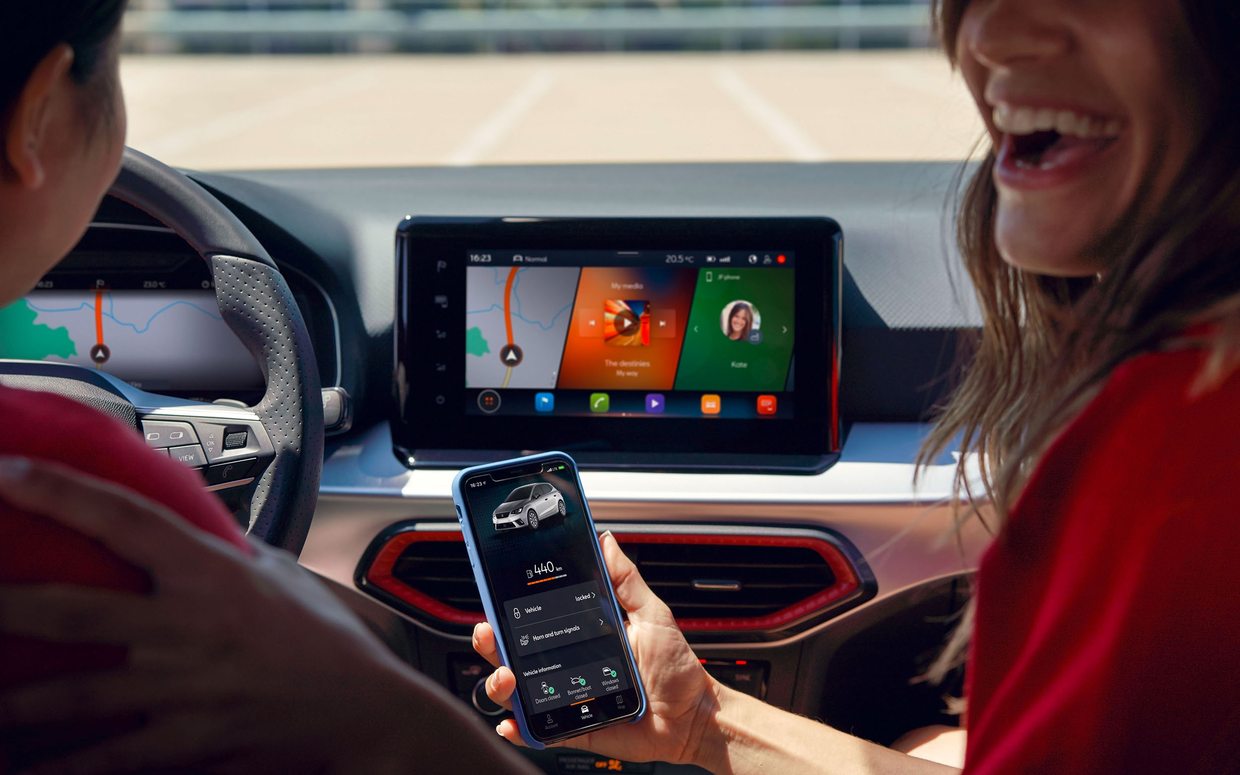Handy mit Multmedia-Bildschirm im Seat Arona