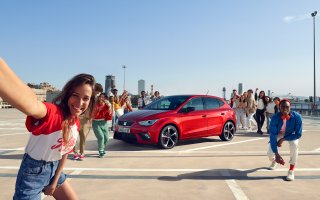 Junge Leute Gruppe schiesst selfie mit Seat Arona