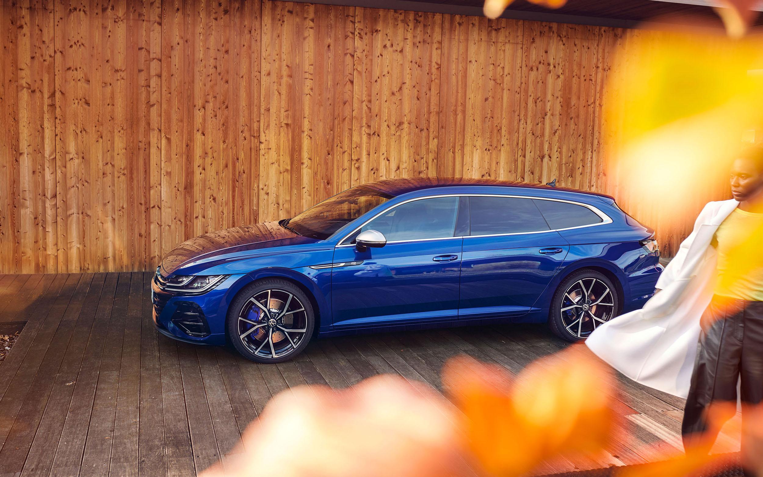 Arteon-R vor Holzwand