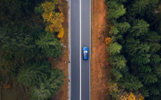 Topschuss auf Landstrasse mit Auto