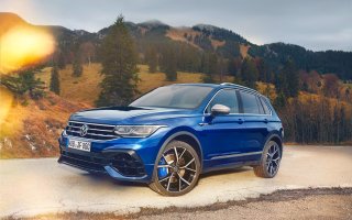 Tiguan-R steht auf Bergstrasse