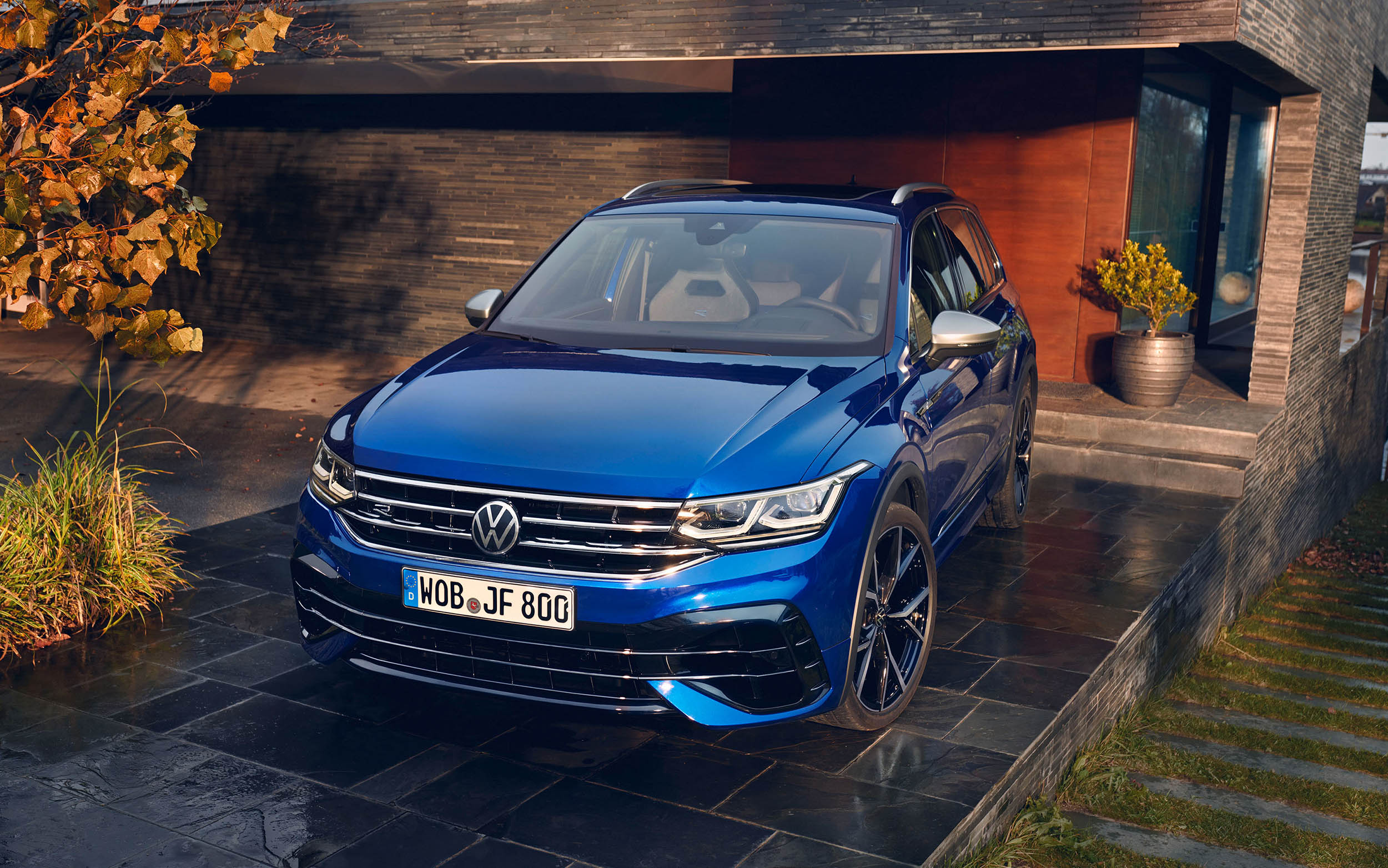 Tiguan-R steht in Einfahrt