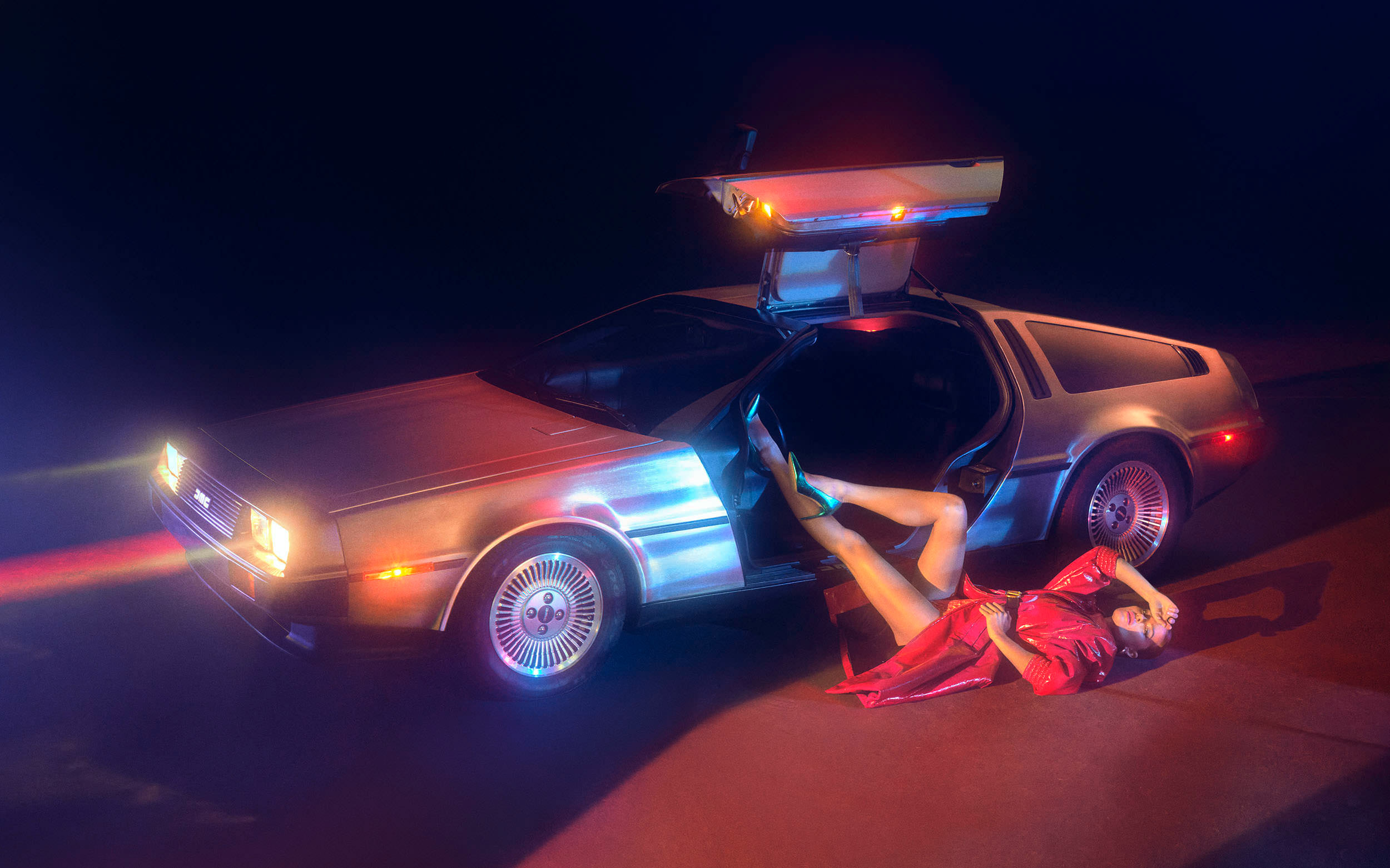 Frau liegt auf Boden vor Delorian DMC