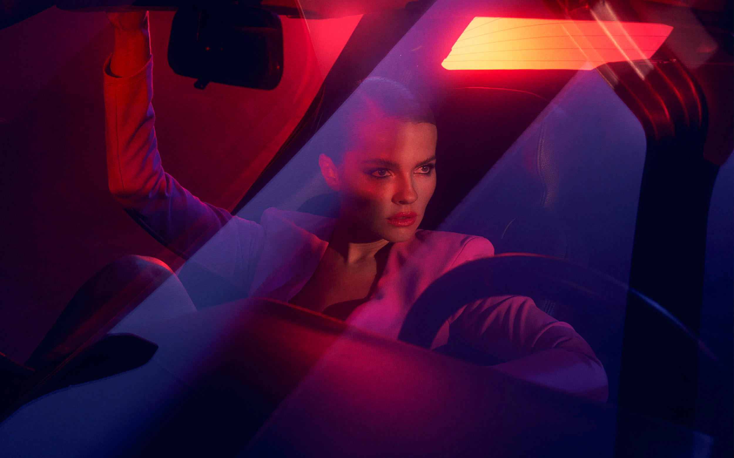 Frau guckt auf Beifahrerseite des Delorian DMC